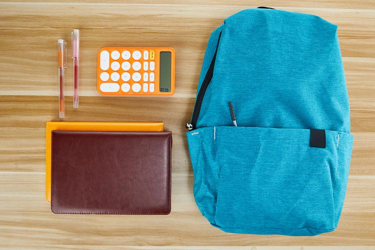 开学季蓝色书包文具放在木质课桌上的场景配图俯视图垂直构图咨询